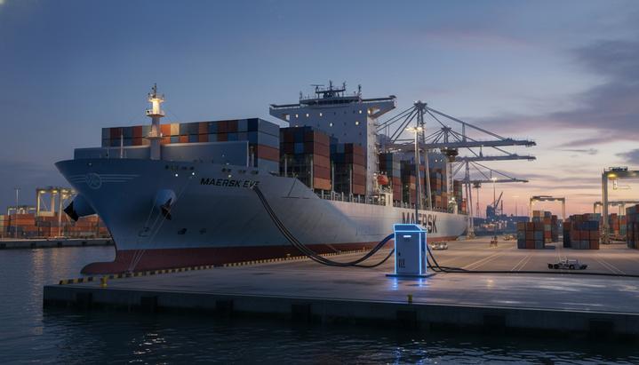 Контейнеровоз в порту, подключенный к системе берегового электроснабжения на причале современного контейнерного терминала.