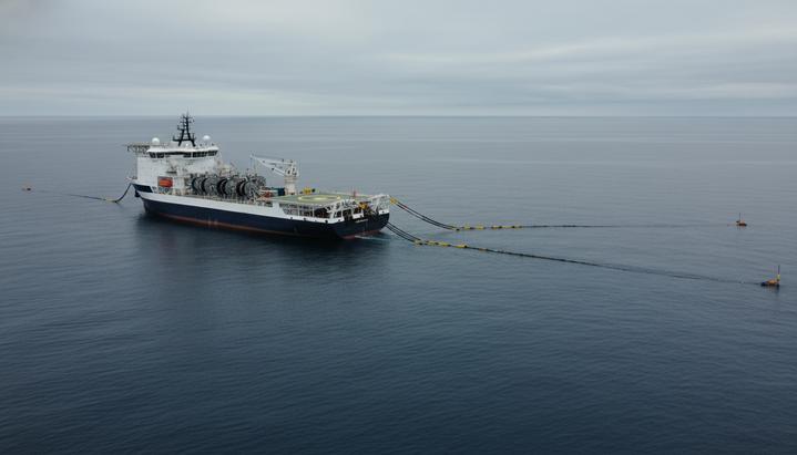 Современное судно для сейсморазведки с оборудованием для сбора данных на палубе в открытом море.