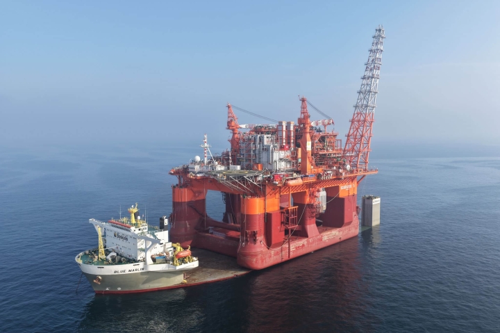Boskalis перевозит критически важную плавучую установку для проекта Congo LNG