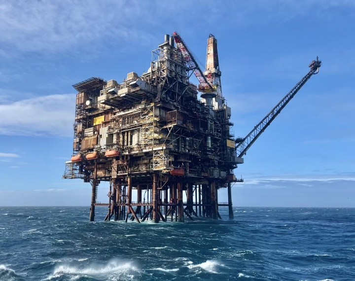 Allseas демонтирует нефтегазовую платформу Brae Alpha в Северном море