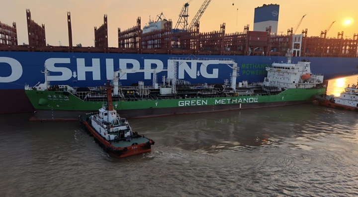 Китайская верфь COSCO H.I. Shanghai совершила первую бункеровку метанолом судно–судно