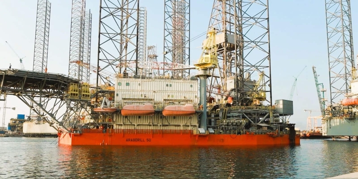 Буровая установка AD50 Arabian Drilling прибыла на верфь Ocean Oilfield в ОАЭ
