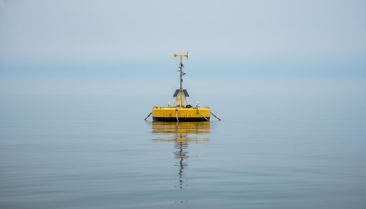 Плавучий измерительный буй в Каспийском море для исследования морской ветроэнергетики.